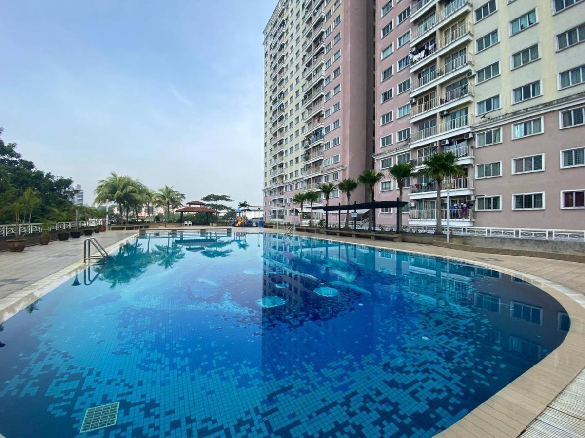 Homestay Juta Mines Seri Kembangan Balakong Serdang Lama Exterior photo