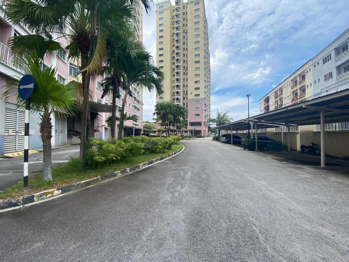 Homestay Juta Mines Seri Kembangan Balakong Serdang Lama Exterior photo